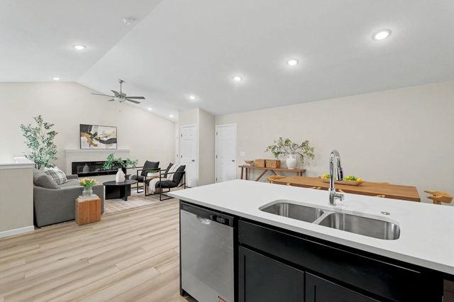 9285 E Fox Pointe, Bel Aire, KS 67226