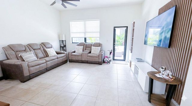 470 SE 34TH TER, Homestead, FL 33033