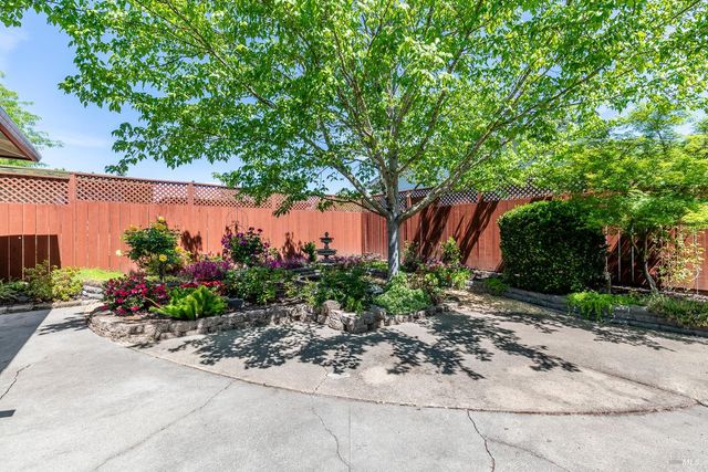 636 Bobelaine Dr, Santa Rosa, CA 95405