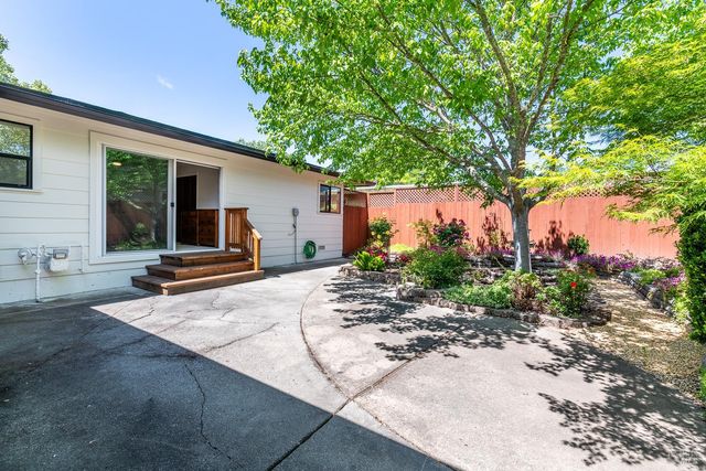 636 Bobelaine Dr, Santa Rosa, CA 95405