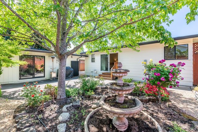 636 Bobelaine Dr, Santa Rosa, CA 95405