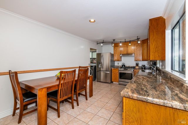 636 Bobelaine Dr, Santa Rosa, CA 95405