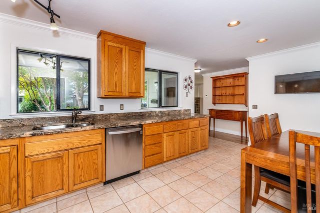 636 Bobelaine Dr, Santa Rosa, CA 95405