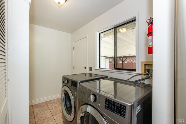 636 Bobelaine Dr, Santa Rosa, CA 95405