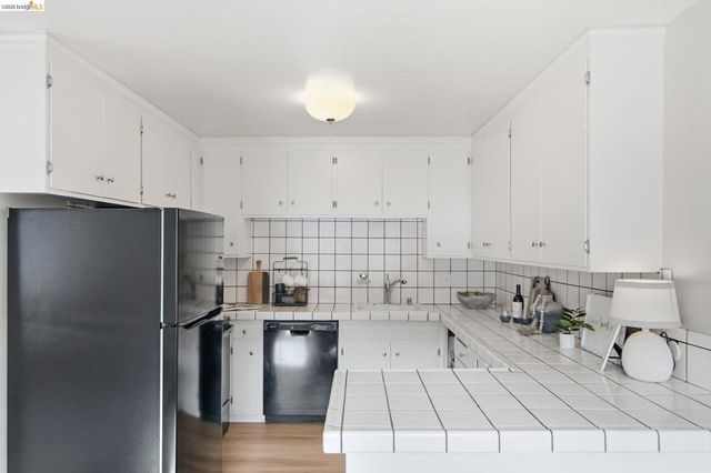 2133 Santa Clara Ave 206, Alameda, CA 94501