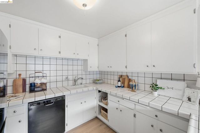 2133 Santa Clara Ave 206, Alameda, CA 94501