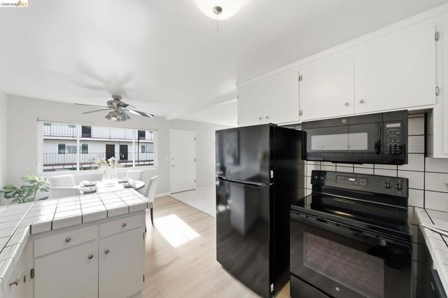 2133 Santa Clara Ave 206, Alameda, CA 94501