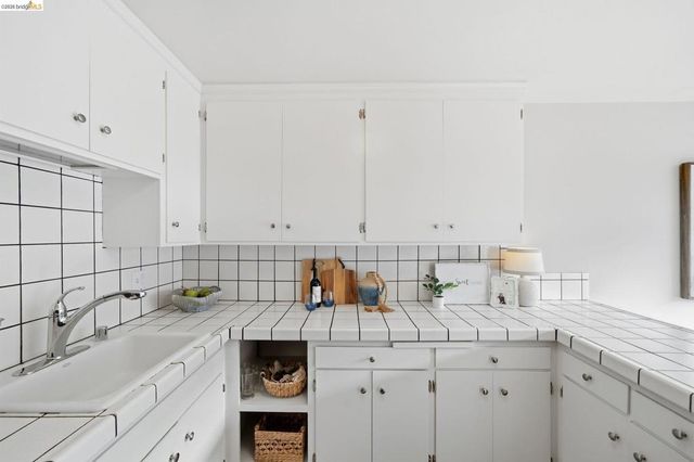 2133 Santa Clara Ave 206, Alameda, CA 94501