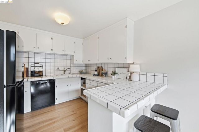2133 Santa Clara Ave 206, Alameda, CA 94501