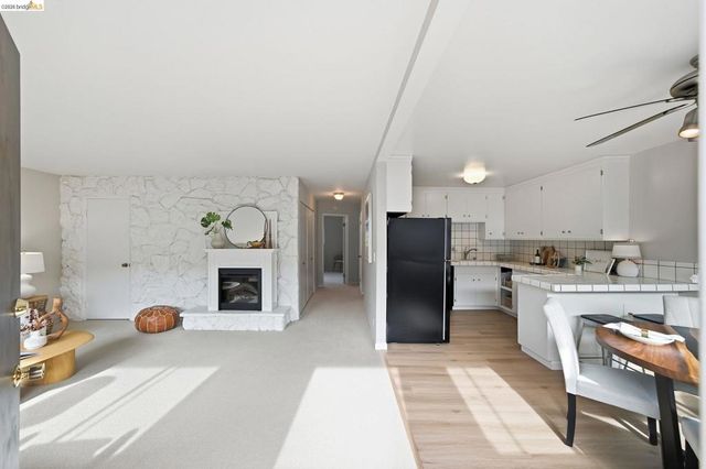 2133 Santa Clara Ave 206, Alameda, CA 94501