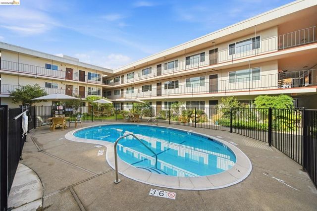 2133 Santa Clara Ave 206, Alameda, CA 94501