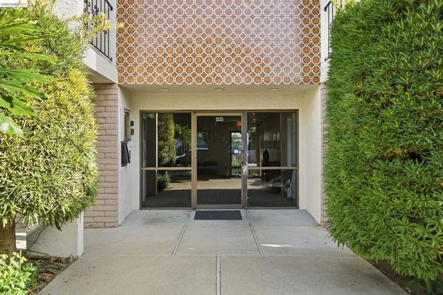 2133 Santa Clara Ave 206, Alameda, CA 94501