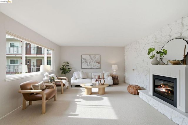 2133 Santa Clara Ave 206, Alameda, CA 94501