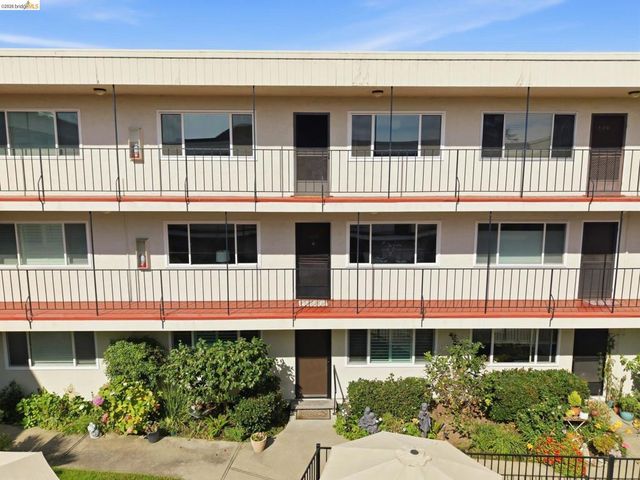 2133 Santa Clara Ave 206, Alameda, CA 94501