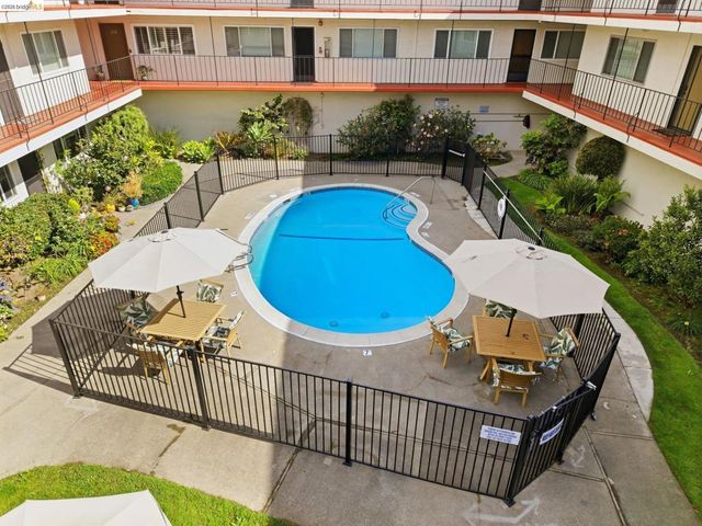 2133 Santa Clara Ave 206, Alameda, CA 94501