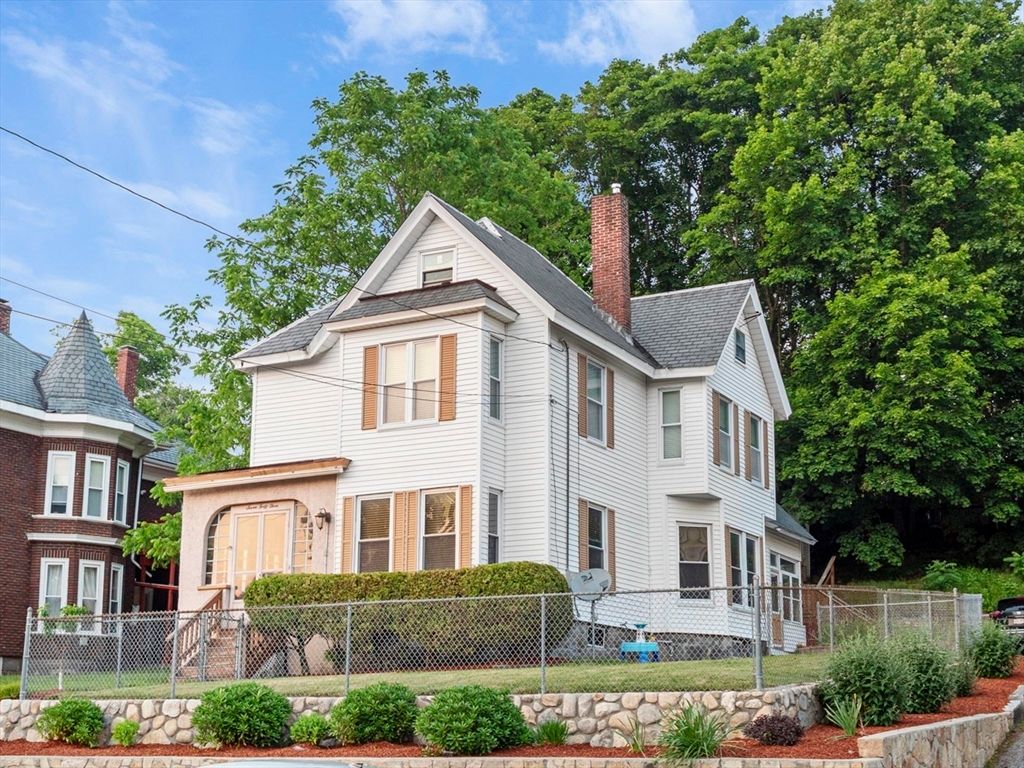 743 Bridge St, Lowell, MA 01850