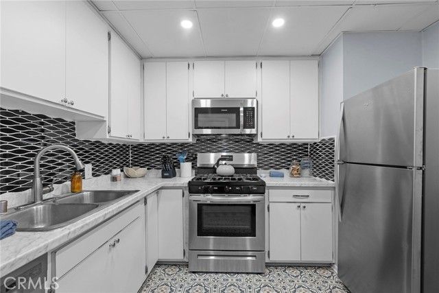 6920 Camrose Drive, Los Angeles, CA 90068