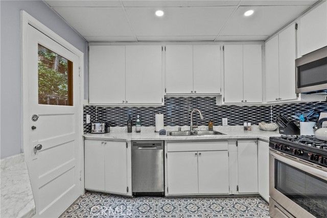 6920 Camrose Drive, Los Angeles, CA 90068