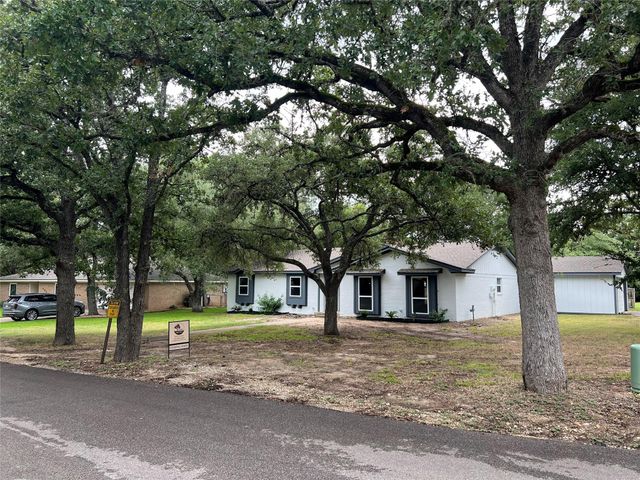 403 Buckeye Trail, La Grange, TX 78945