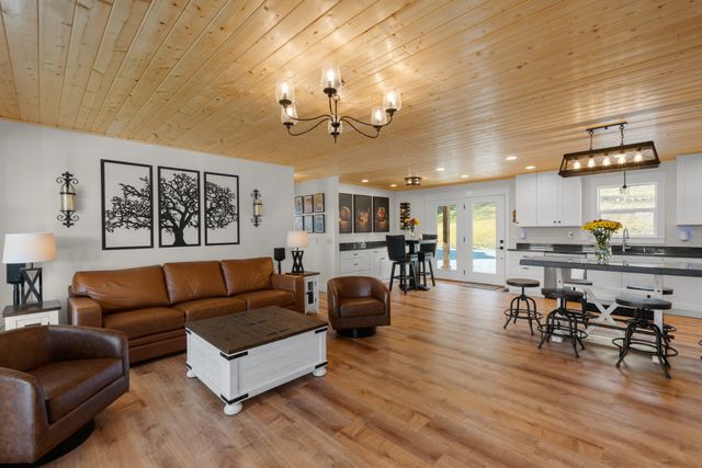 1447 W Beaverdam Rd, Centerville, TN 37033