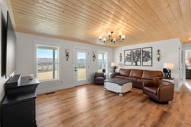 1447 W Beaverdam Rd, Centerville, TN 37033