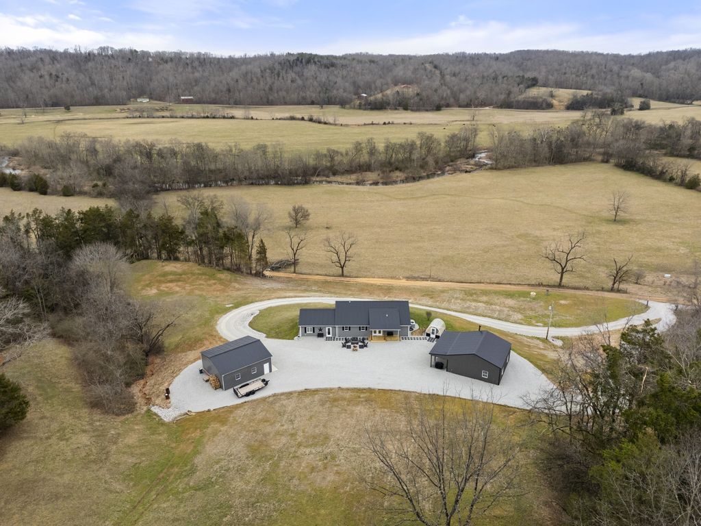 1447 W Beaverdam Rd, Centerville, TN 37033