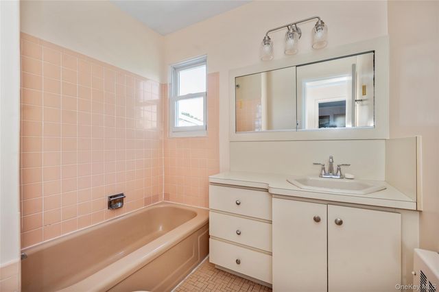 190 W Waukena Avenue, Oceanside, NY 11572