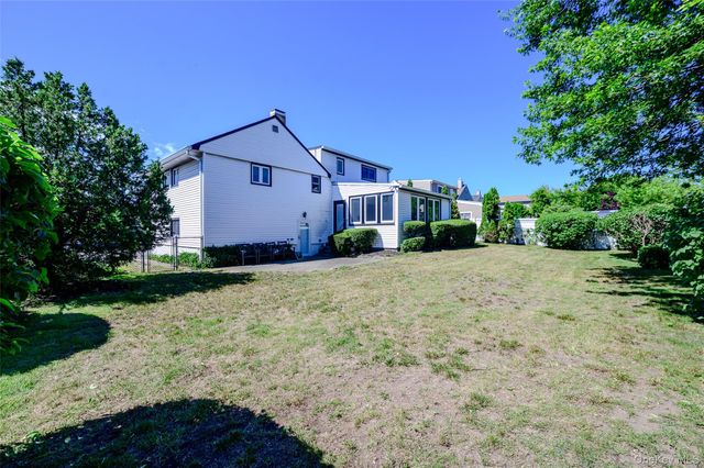 190 W Waukena Avenue, Oceanside, NY 11572