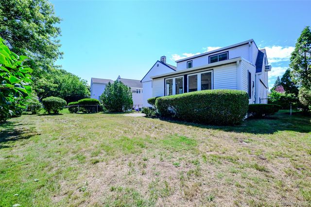 190 W Waukena Avenue, Oceanside, NY 11572