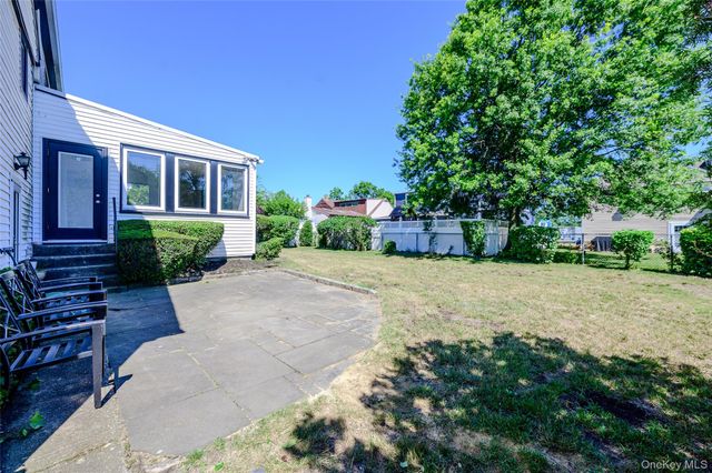 190 W Waukena Avenue, Oceanside, NY 11572