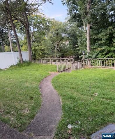 98 Roosevelt Boulevard, Oakland, NJ 07436