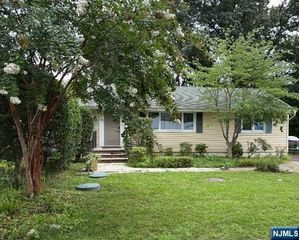 98 Roosevelt Boulevard, Oakland, NJ 07436