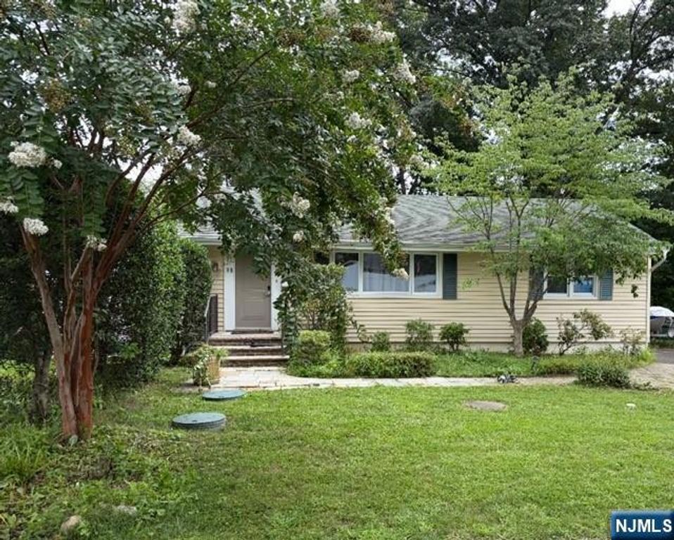 98 Roosevelt Boulevard, Oakland, NJ 07436