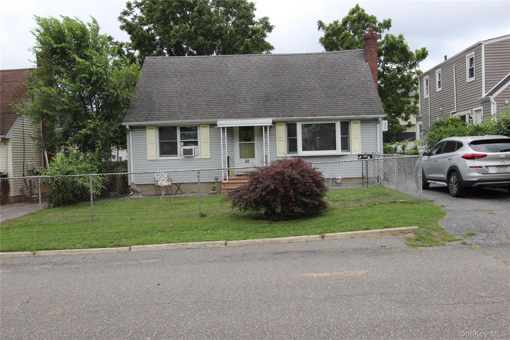 42 5th Avenue S, Huntington Station, NY 11746