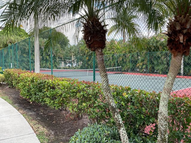 6418 Emerald Dunes Drive 305, West Palm Beach, FL 33411