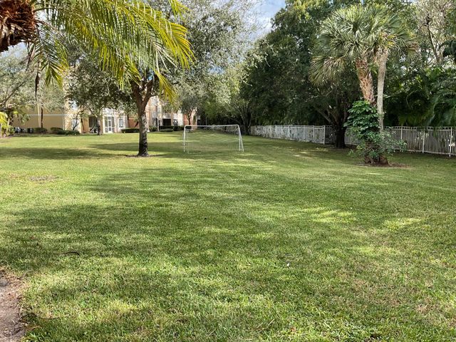 6418 Emerald Dunes Drive 305, West Palm Beach, FL 33411