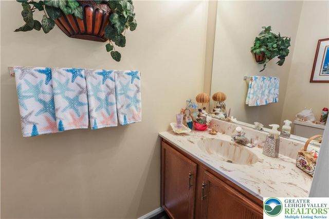 3244 Oakland Square Drive, Bethlehem Twp, PA 18020
