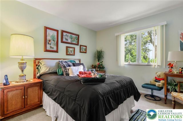 3244 Oakland Square Drive, Bethlehem Twp, PA 18020