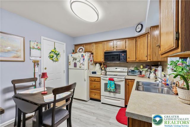 3244 Oakland Square Drive, Bethlehem Twp, PA 18020