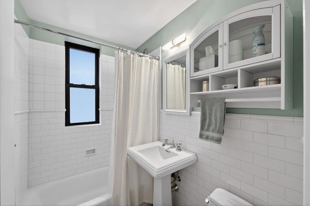 210 W 103rd St Apt 5B, New York City, NY 10025