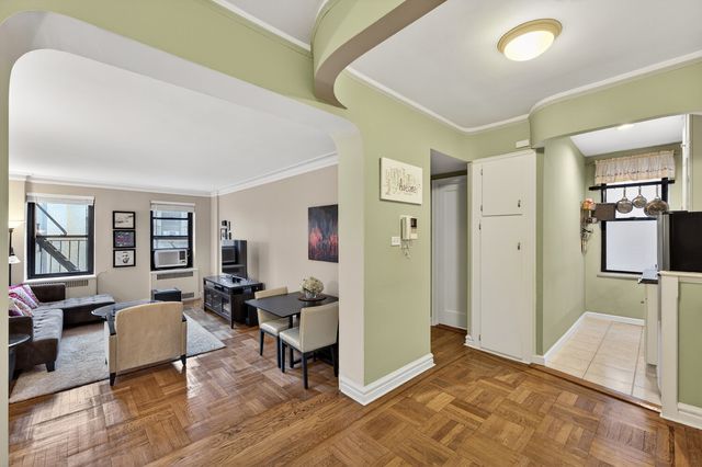 210 W 103rd St Apt 5B, New York City, NY 10025