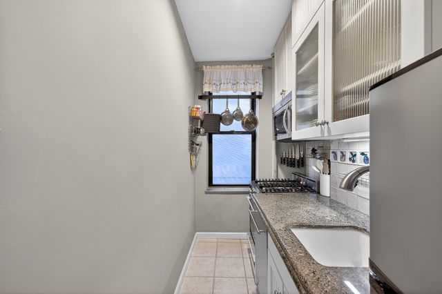 210 W 103rd St Apt 5B, New York City, NY 10025