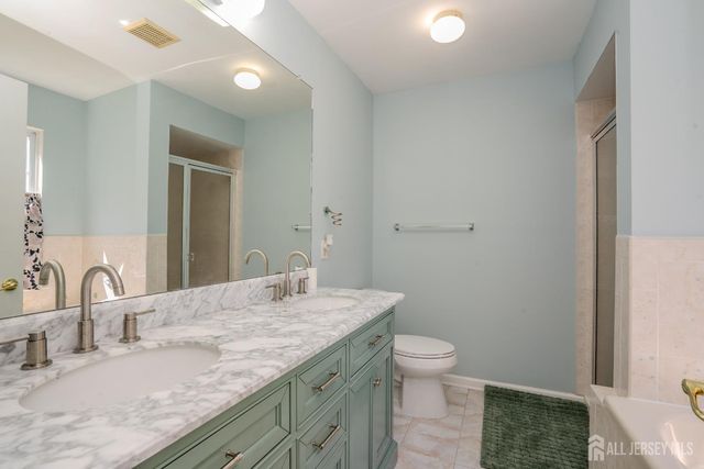16 Hawthorne Road, North Brunswick, NJ 08902