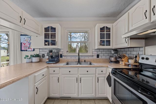 100 Estate Drive, Jacksonville, NC 28540