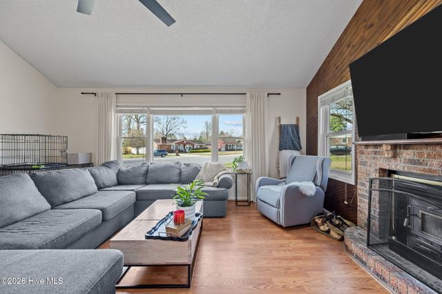 100 Estate Drive, Jacksonville, NC 28540