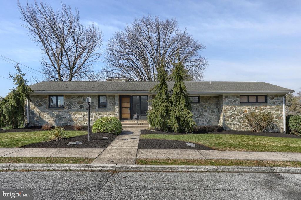 129 S CENTER ST, Cleona, PA 17042