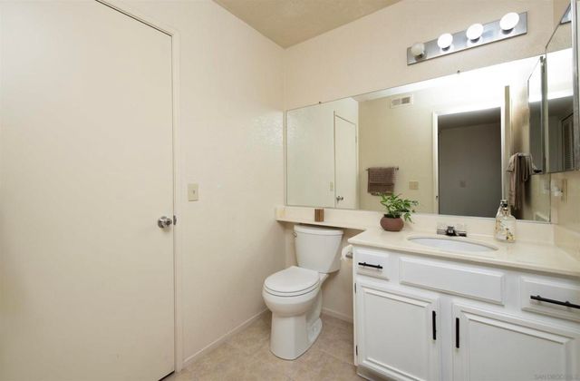 1050 La Tortuga Dr 15, Vista, CA 92081