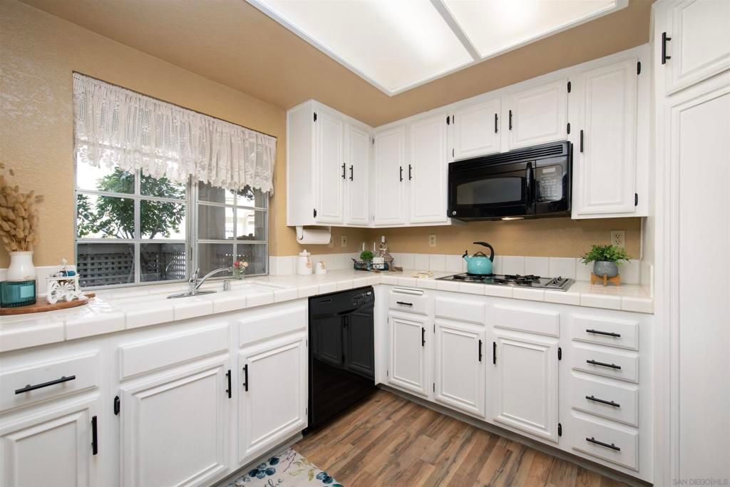 1050 La Tortuga Dr 15, Vista, CA 92081