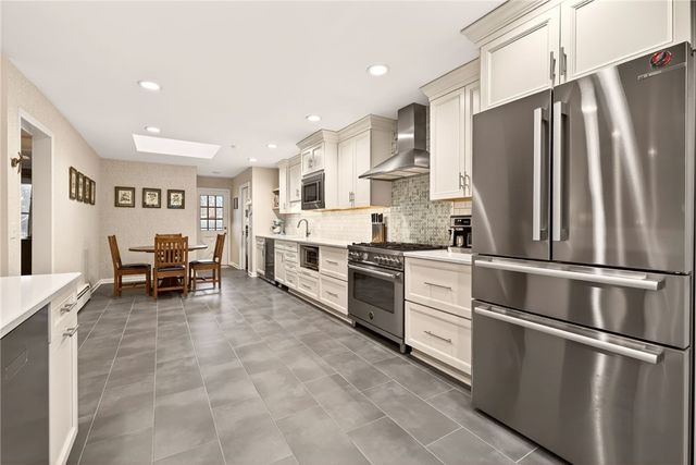 7 Framingham Lane, Pittsford, NY 14534