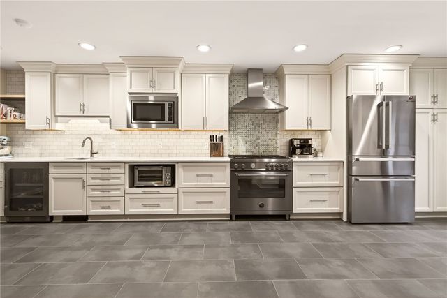 7 Framingham Lane, Pittsford, NY 14534